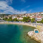 Apartment Idyllisches Nur 250 Meter Zum Mit Meerblick, Privater Terrasse, Privatparkplatz Crikvenica