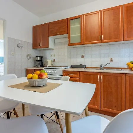 Idyllisches Nur 250 Meter Zum Mit Meerblick, Privater Terrasse, Privatparkplatz Apartment Crikvenica