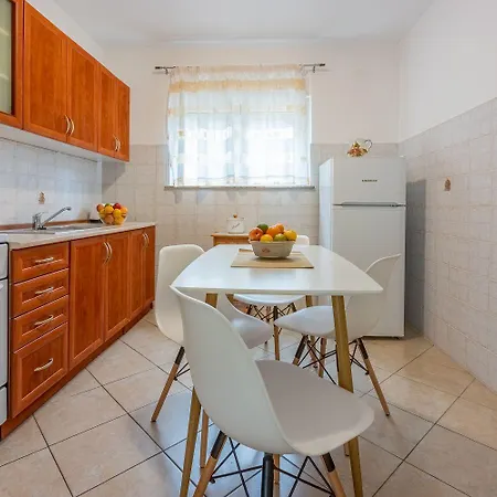 Idyllisches Nur 250 Meter Zum Mit Meerblick, Privater Terrasse, Privatparkplatz Crikvenica