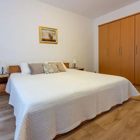 Idyllisches Nur 250 Meter Zum Mit Meerblick, Privater Terrasse, Privatparkplatz Apartment Crikvenica