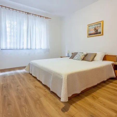 Apartment Idyllisches Nur 250 Meter Zum Mit Meerblick, Privater Terrasse, Privatparkplatz Crikvenica