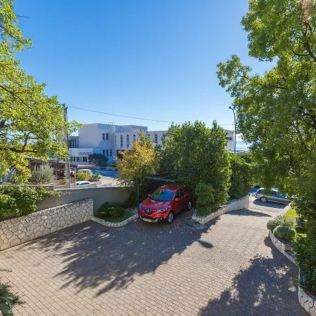Idyllisches Nur 250 Meter Zum Mit Meerblick, Privater Terrasse, Privatparkplatz * Crikvenica